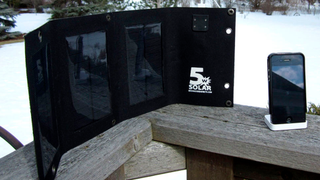 Una cartera solar para cargar tu smartphone en tres horas